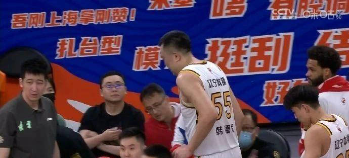 某队球员受伤退出赛场，球迷担心不已