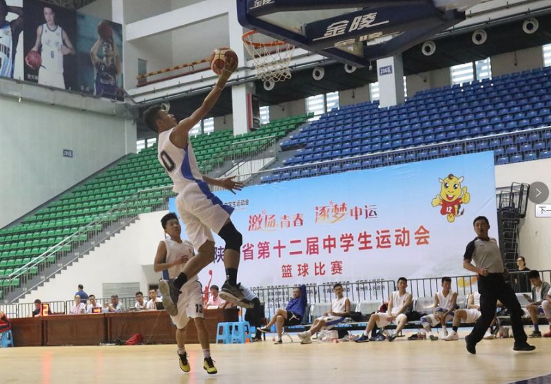 东方足球赛场高潮迭起观众欢呼不止