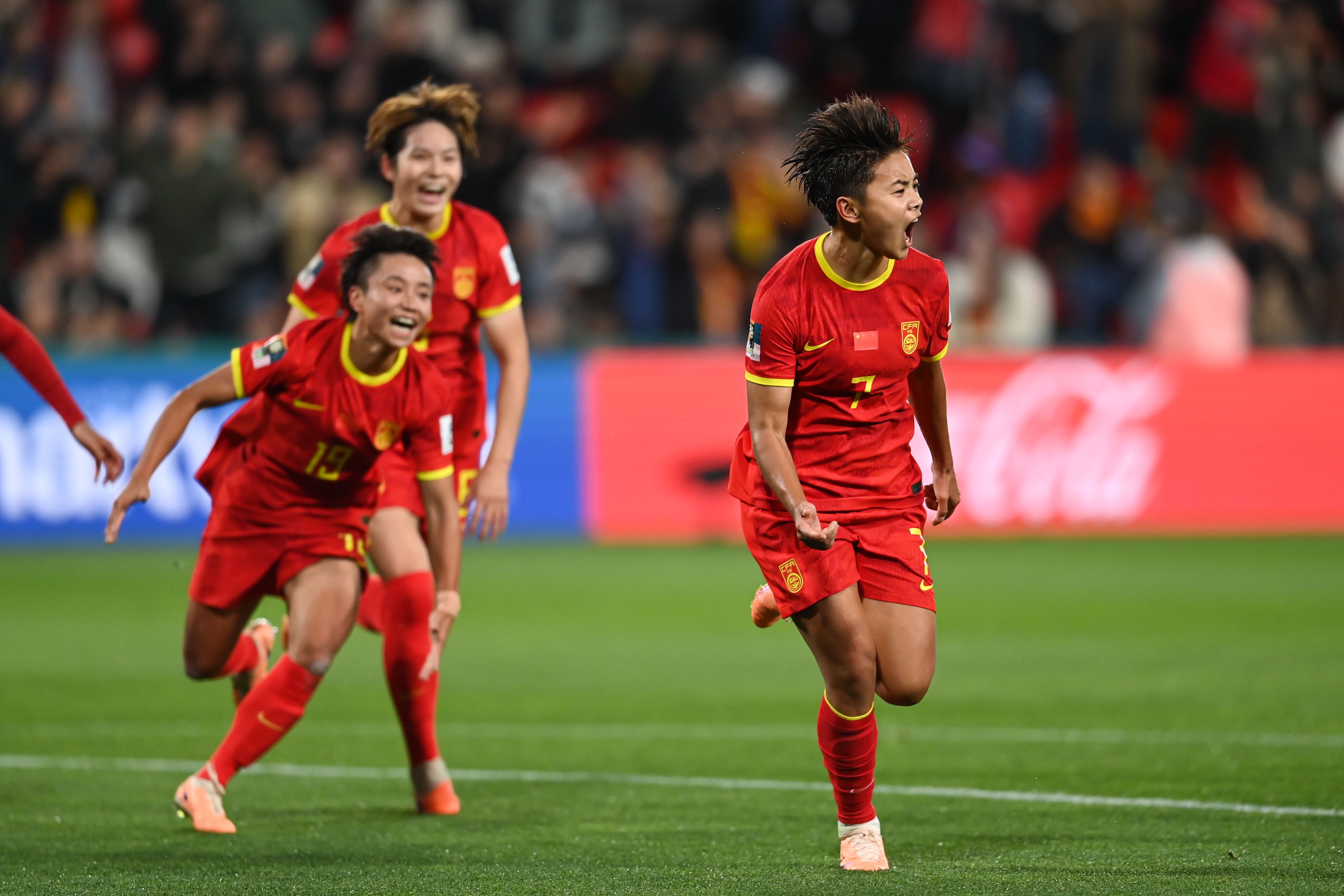 包含国际足球赛场上女队闪耀：国家女足斩获佳绩的词条