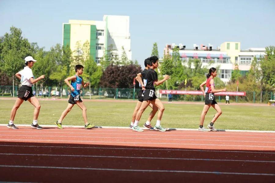 包含短跑比赛速度惊人，选手风采熠熠的词条